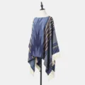 Ethnisches Bohème-Poncho-Schultertuch mit blauen geometrischen Mustern und Fransen - Blau