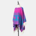Boho-Poncho-Schal im ethnischen Stil mit pink-blauen Mustern und weißen Fransen-Details - Rosenrosa