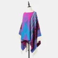 Bunter Poncho-Schal im Ethno-Stil mit geometrischen Mustern und weißen Fransen-Details - Rosenrosa