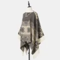 Damen Boho-Ethno-Stil Jacquard-Strickponcho-Schal mit Fransen auf weißem Mannequin. - Grau