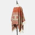 Ethno-Jacquard-Poncho-Schal in Rostorange und Beige mit böhmischen Fransendetails - Karamellbraun