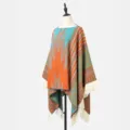 Ethno-Poncho mit Fransen, orange-türkises geometrisches Stammesmuster auf einer Puppe - Orange