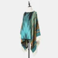 Ethno-Strickponcho für Damen mit türkisfarbenen geometrischen Mustern und cremefarbenen Fransen - Hellblau