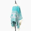 Eleganter Jacquard-Strickponcho im Ethno-Stil mit Fransen in Petrol- und Grautönen - Hellblau
