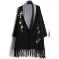 Eleganter schwarzer Strickschal mit Blumenstickerei und stilvollem Fransenabschluss - Morgenmantel / 180x70cm / Schwarz und Grau