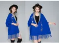 Blauer Strickponcho-Schal mit feiner Blumenstickerei und eleganten Quastenfransen - Morgenmantel / 180x70cm / Saphirblau