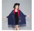 Dunkelblauer Strickschal mit Pflaumenblütenstickerei und eleganten Fransen - Morgenmantel / 180x70cm / Navyblau und Rot