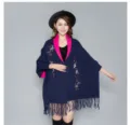 Eleganter dunkelblauer Strickschal mit Pflaumenstickerei, rosa Futter und Fransen - Morgenmantel / 180x70cm / Marine-Rosarot