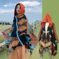 Bohemian Kapuzenschal Poncho mit ethnischen Mustern und Quasten für die Reise - Oberteile / 130x150cm / Schwarzorange