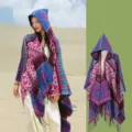 Boho-Strickschal mit geometrischem Muster, Kapuze und Quasten in Magenta und Petrol. - Hellblau
