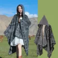 Eleganter Strickschal mit Kapuze und Ethno-Muster für stilvolle Reisefotografien - Grau