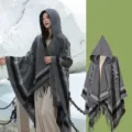 Eleganter grauer Ethno-Kapuzenponcho für Damen mit Quasten und floralem Blattmuster - Grau