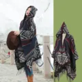 Eleganter gestrickter Kapuzenponcho mit Bohème-Geometriemuster und Fransen für Reisen - Burgunderrot