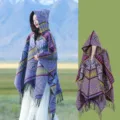 Bohemian lila gestrickter Kapuzenschal mit geometrischen Mustern und Fransen für Damen - Lila