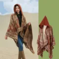 Eleganter böhmischer Kapuzen-Strickschal mit ethnischen Paisleymustern für Outdoor-Reisen - Karamellbraun