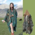 Poncho bohémien etnico lavorato a maglia con cappuccio per donna in eleganti toni terra - 130*150cm / Cammello