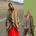 Ethno-Damen-Strickponcho mit Kapuze, Blattstickerei und Fransen in stilvollem Braunton - Kaffee Kamel