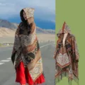 Bohemian gestrickter Kapuzen-Poncho mit geometrischem Muster und Fransen für Outdoor-Fotos - Camel