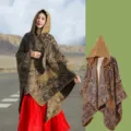 Eleganter Damen-Strickschal mit Kapuze und klassischem Paisley-Muster in Brauntönen - Camel