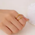 Detailansicht eines vergoldeten Edelstahlrings mit einer eleganten Perlenrandstruktur. - 金色款式六双层珠边(RI25Y0033)