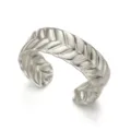 Breiter offener Ring aus Edelstahl in Silber mit einem markanten Zickzack-Muster - 钢色款式一麦穗纹(RI25Y0028)