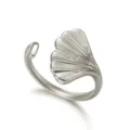 Verstellbarer Ring aus Edelstahl in Silber mit einem dekorativen Ginkgoblatt-Motiv - 钢色款式七银杏叶(RI25Y0034)