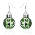 Orecchini festivi a forma di palla di Natale verde con glitter bianchi e ganci argento - Verde Con Spirale Bianca