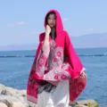 Scialle poncho con cappuccio jacquard floreale da donna con nappe in rosa vibrante - Robe-Stampa Mare di Fiori (LM286) / Rosso rosa
