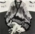 Stilvoller schwarz-weiß karierter Wollponcho für Damen mit trendigen Fransenquasten - Ink painting color