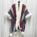 Boho-Strickponcho mit Kunstkaninchenfellkragen und weißen Bommel-Details für Damen - Morgenmantel / Rot