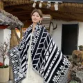 Ethno-Strickschal mit stilvollen schwarz-weißen geometrischen Mustern und feinen Fransen - Ahorn Schwarz-Weiß / 135*180cm