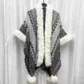 Ethnischer Strickponcho Schal mit weißem Kunstfellkragen und Pompons in Grau-Weiß - Morgenmantel / Grau