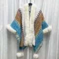 Damen Strick-Poncho im Ethno-Stil in Blau und Braun mit großem Kunstfellkragen - Morgenmantel / Blau Und Gelb