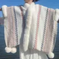 Ethno-Strickponcho für Damen mit Kunstpelzkragen und verspielten weißen Pompons. - Morgenmantel / Cremeweiß