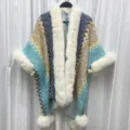 Eleganter Ethno-Strickponcho für Damen mit großem weißem Kunstfellkragen und Bommeln. - Morgenmantel / Khaki Blau