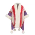 Eleganter Damen-Poncho im Ethno-Stil mit weißem Kunstpelzkragen und bunten Pompons - Morgenmantel / Weißer Hintergrund Roter Druck