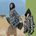 Kapuzen-Strickponcho mit ethnischem Herzmuster, warmer Schal für Damen Outdoor-Reisen. - Morgenmantel / 130x150cm / Schwarz