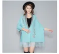 Eleganter hellblauer Strickponcho mit Pflaumenblütenstickerei und Fransenquasten für Damen - Morgenmantel / 180x70cm / Seeblau