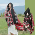 Böhmischer Kapuzen-Poncho für Damen mit geometrischem Muster und Fransen in Schwarz-Rot - Oberteile / 130x150cm / Schwarz Rot