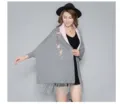Eleganter grauer Strick-Poncho mit Pflaumenblüten-Stickerei und Fransen für Damen - Morgenmantel / 180x70cm / Grau