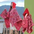 Roter Strickponcho mit Kapuze und Herz-Kleeblatt-Muster im Ethno-Stil für Damen - Morgenmantel / 130x150cm / Rosa