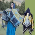 Bohemian Poncho mit Kapuze für Damen, geometrisches Muster, ethnischer Stil - Oberteile / 130x150cm / Marineblau