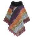 Strickponcho mit Kunstpelzkragen und buntem Chevron-Muster sowie böhmischen Quasten. - Morgenmantel / Orange