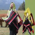 Bunter Boho-Kapuzenponcho mit ethnischen geometrischen Mustern und schwarzen Fransen - Oberteile / 130x150cm / Schwarz und Gelb