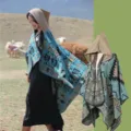 Poncho à capuche ethnique pour femme, motifs géométriques bleus et fauves élégants - Bleu clair