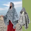 Grauer Strickponcho mit Kapuze und Herz-Kleeblatt-Muster im ethnischen Boho-Stil für Damen - Morgenmantel / 130x150cm / Grau