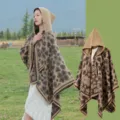 Bohemian Kapuzen-Strickponcho mit Herzmustern in Kakaobraun für Damen Mode-Umhang - Morgenmantel / 130x150cm / Camel