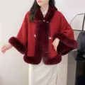 Eleganter roter Winterumhang mit dickem Kunstpelzkragen ideal für Cheongsam-Kleider - 120cm / Burgunderrot