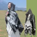 Bohemi-Poncho mit Kapuze, geometrischem Muster und Fransen für ethnischen Reise-Look für Damen. - Oberteile / 130x150cm / Schwarz