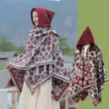 Eleganter böhmischer Strickponcho mit Kapuze und rotem Herzmuster für kalte Tage - Morgenmantel / 130x150cm / Burgunderrot